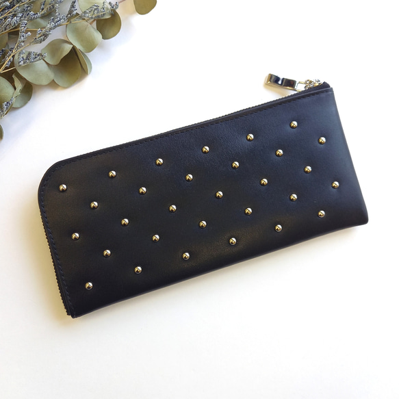 スタッズ付き黒長財布 高級レザーおとなドットスタッズ（ブラック）スリムで軽く大容量な長