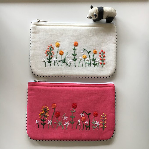 Naptime サーモンピンクポーチ ぷくまる刺繍のコロンとマチ付きポケットティッシュポーチ