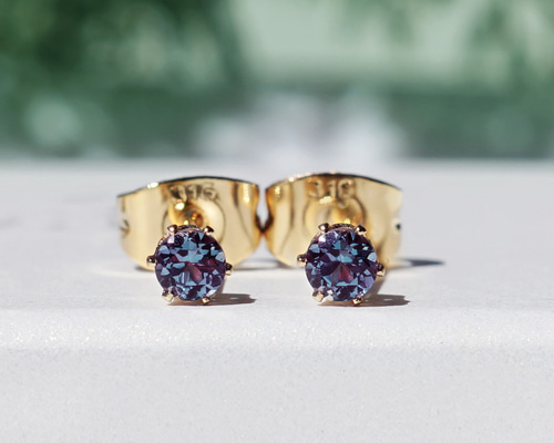 合成アレキサンドライトの3mmピアス・サージカルステンレス ～Neon