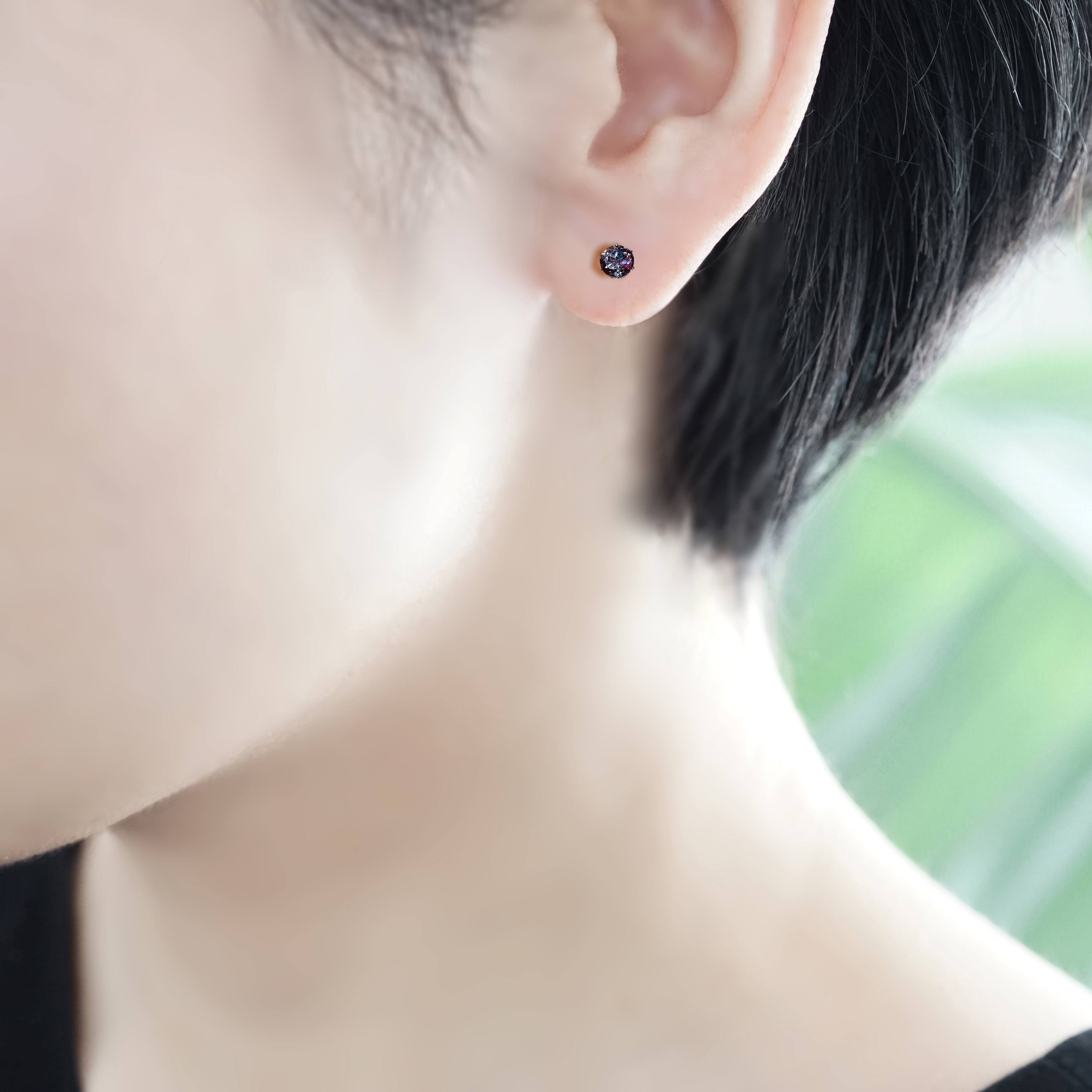 合成アレキサンドライトの4mmピアス・サージカルステンレス　～Neon tetra