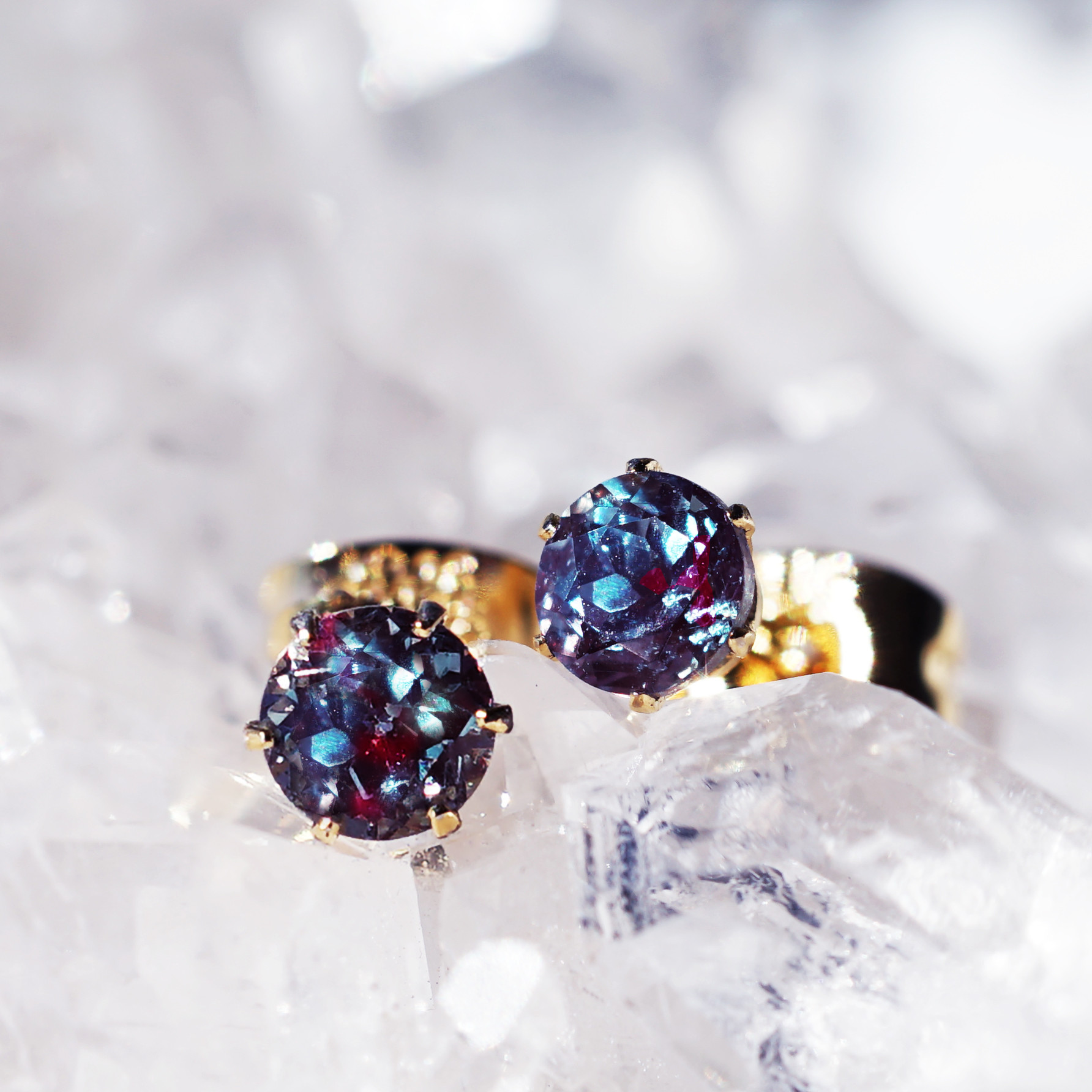 合成アレキサンドライトの4mmピアス・サージカルステンレス　～Neon tetra