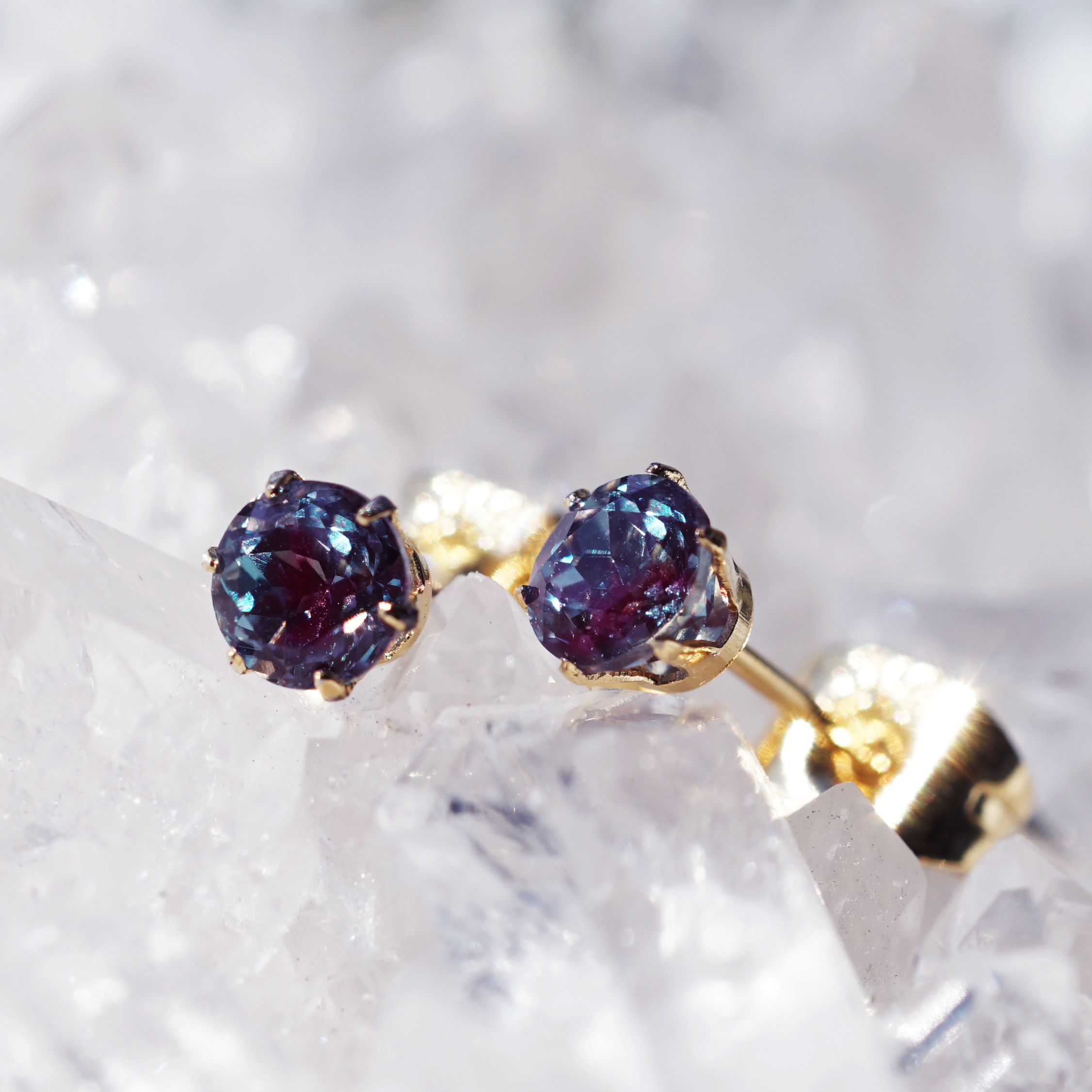 合成アレキサンドライトの4mmピアス・サージカルステンレス　～Neon tetra