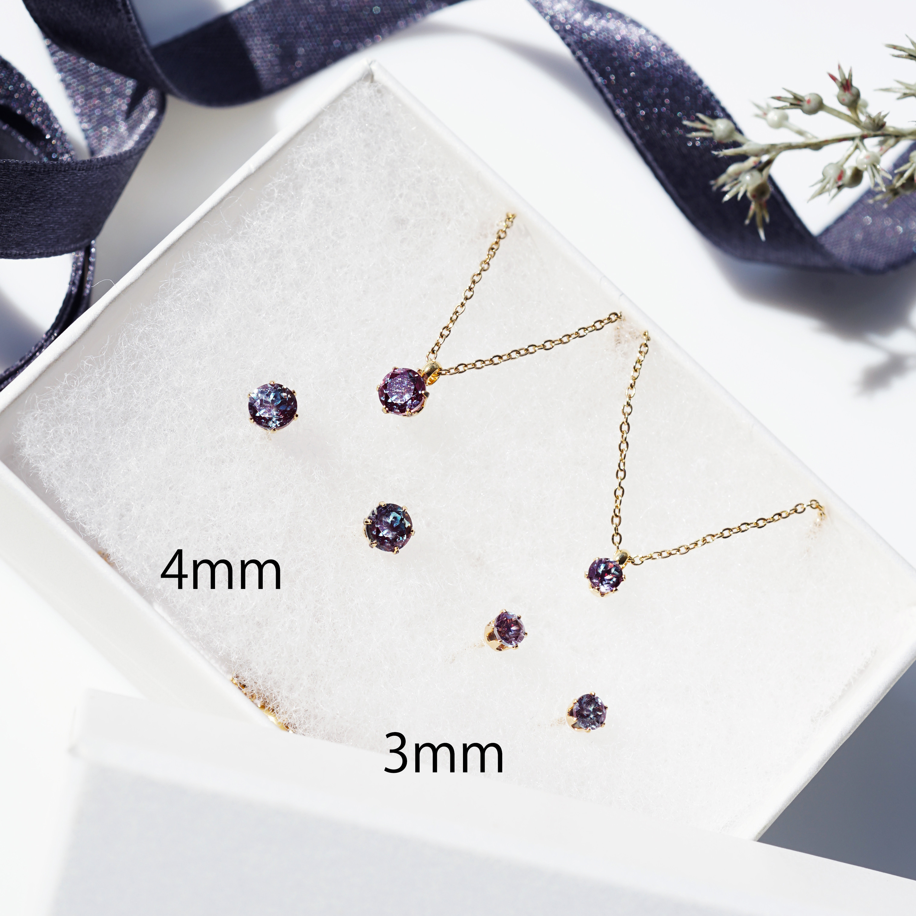 合成アレキサンドライトの4mmピアス・サージカルステンレス　～Neon tetra