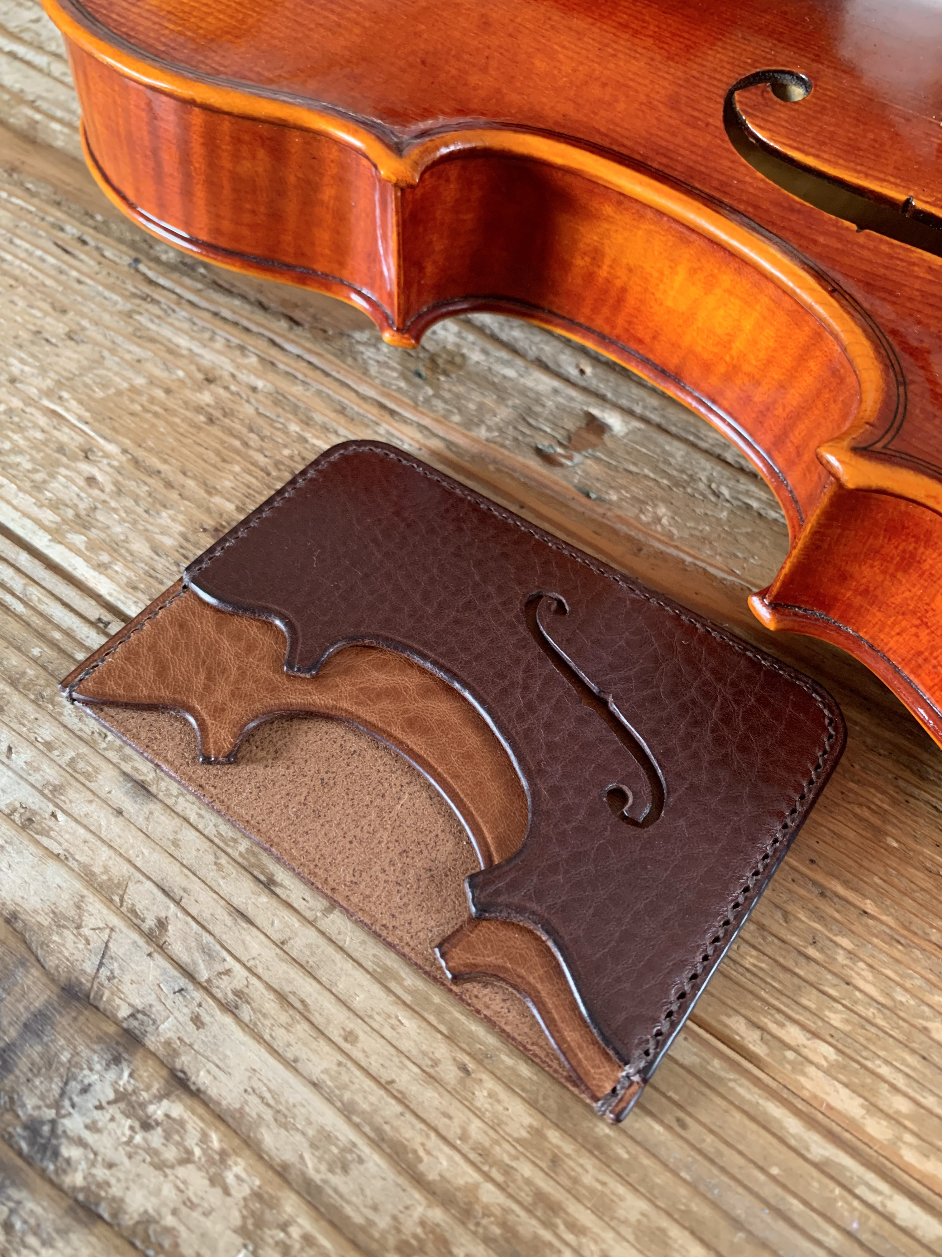 手縫いで創った革のパスケース『Morricone - Topolino 404』