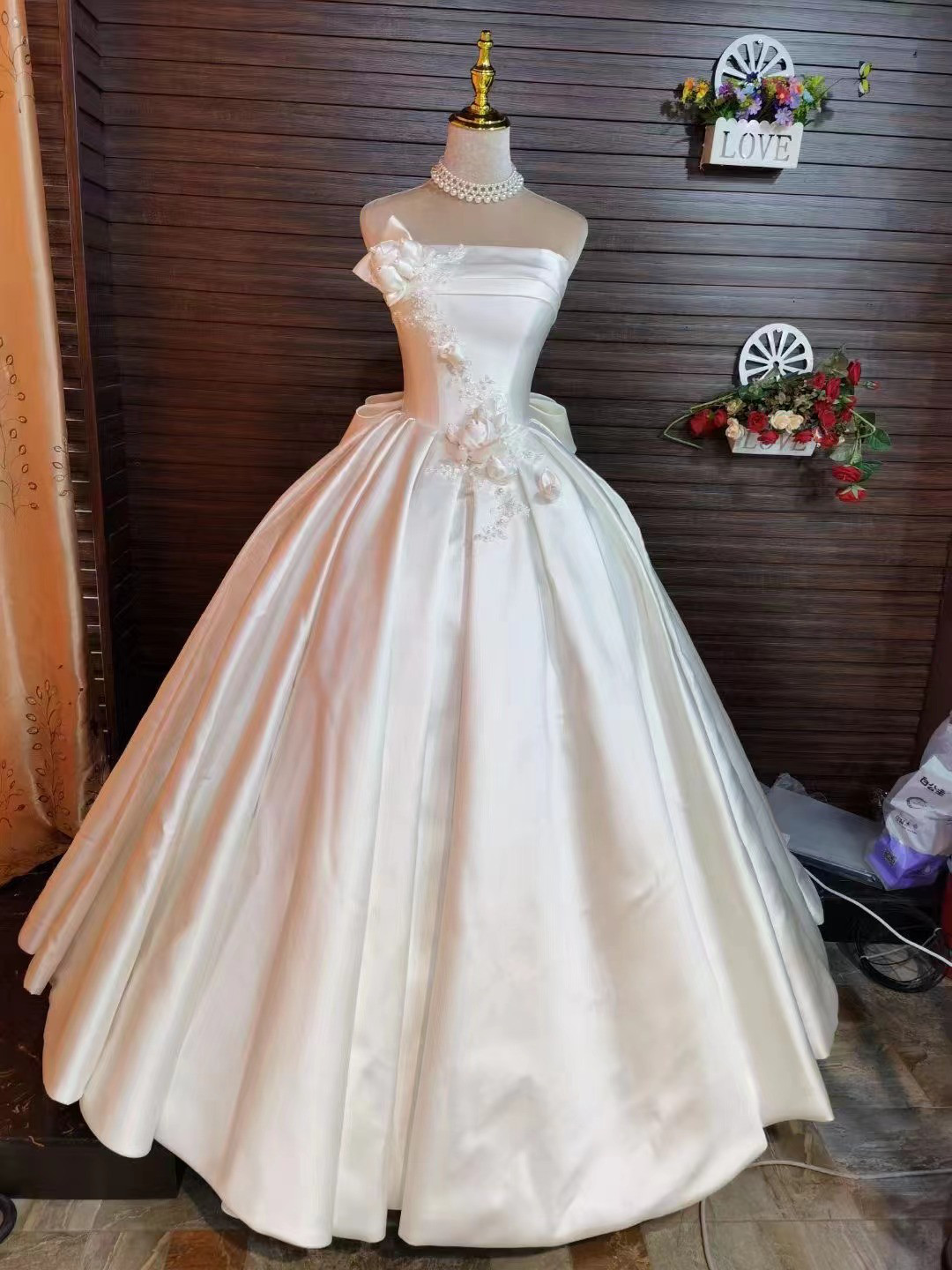 送料無料！ウェディングドレス  ベアトップ 花モチーフ ハンドメイド ビジュー 快適な生地  绮丽な 優雅なシルエット