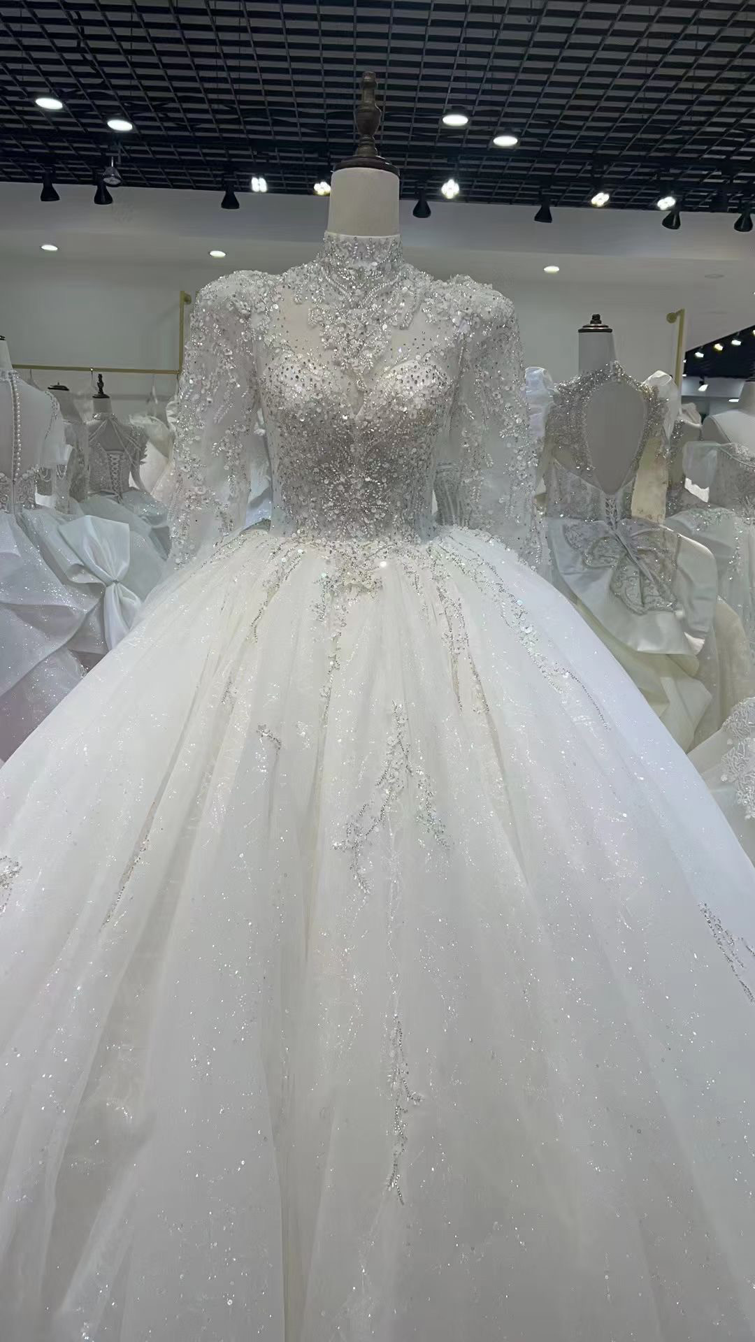 豪華！高品質チュール　憧れのドレス　華やかトレーン　ホルターネック　Ｖネック　オーダーサイズ可能　結婚式挙式二次会/披露