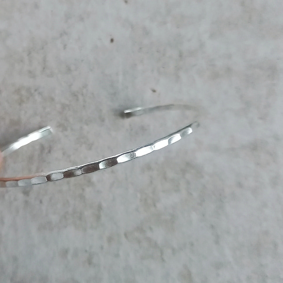 カレンシルバー Silver バングル 槌目 鏡面加工 歪み オープンデザイン カレンシルバーバングル 細 - 槌目 / ブレスレット ブレスレット