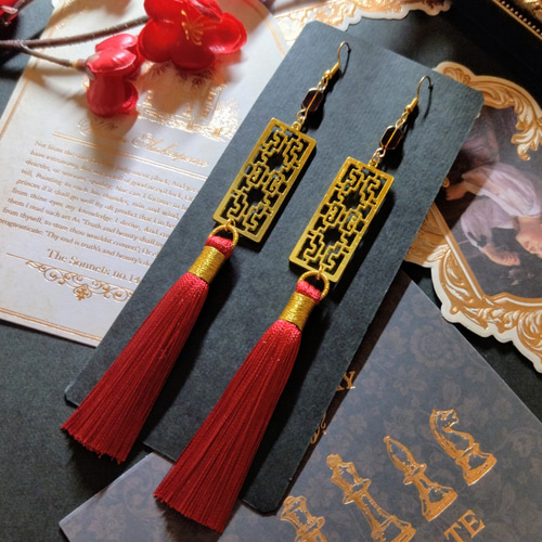 中華風透かしパーツとタッセルのピアス（赤）（イヤリング）【チャイナ