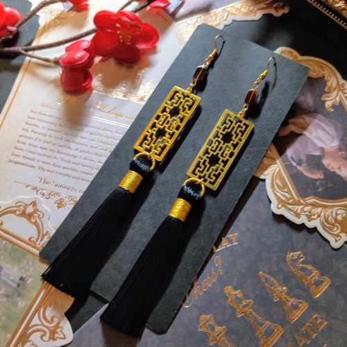 中華風透かしパーツとタッセルのピアス（黒）（イヤリング）【チャイナ