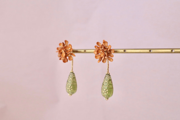 金木犀(キンモクセイ)と雫*秋の2way革花スタッドピアス･イヤリング/オレンジ/9月10月の花/2024 4枚目の画像