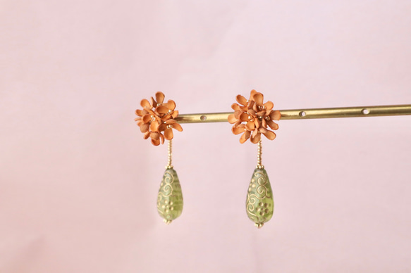 金木犀(キンモクセイ)と雫*秋の2way革花スタッドピアス･イヤリング/オレンジ/9月10月の花/2024 3枚目の画像