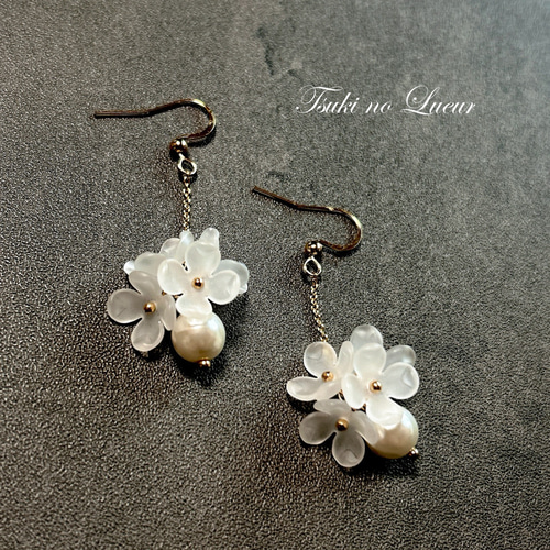すりガラスの小さなお花とパールが揺れるピアス&イヤリング