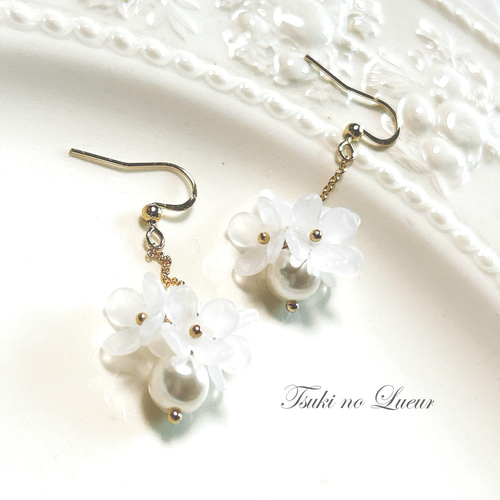 すりガラスの小さなお花とパールが揺れるピアス&イヤリング ゴールド 