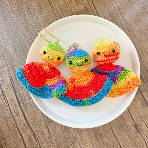 梅雨限定 晴れを願う“レインボー系てるてる坊主”編みぐるみ 飾り