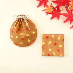 落ち葉 brown のギフト〈巾着ポーチ・ハンカチのセット〉 1枚目の画像