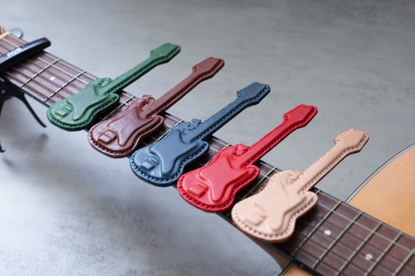 【純手工製作，真皮材質】3D吉他造型掛件鑰匙扣，是音樂愛好者的完美之選！ 第2張的照片