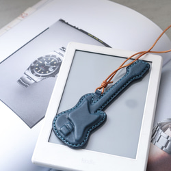 【純手工製作，真皮材質】3D吉他造型掛件鑰匙扣，是音樂愛好者的完美之選！ 第7張的照片