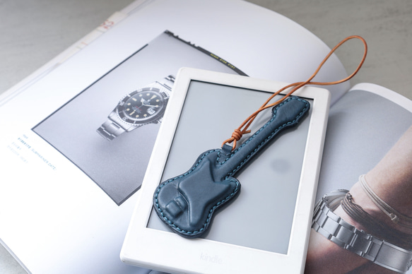 【純手工製作，真皮材質】3D吉他造型掛件鑰匙扣，是音樂愛好者的完美之選！ 第7張的照片