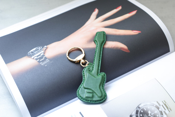 【純手工製作，真皮材質】3D吉他造型掛件鑰匙扣，是音樂愛好者的完美之選！ 第12張的照片