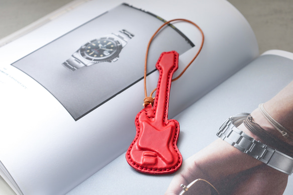 【純手工製作，真皮材質】3D吉他造型掛件鑰匙扣，是音樂愛好者的完美之選！ 第8張的照片