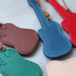 【純手工製作，真皮材質】3D吉他造型掛件鑰匙扣，是音樂愛好者的完美之選！ 第10張的照片