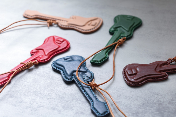 【純手工製作，真皮材質】3D吉他造型掛件鑰匙扣，是音樂愛好者的完美之選！ 第4張的照片