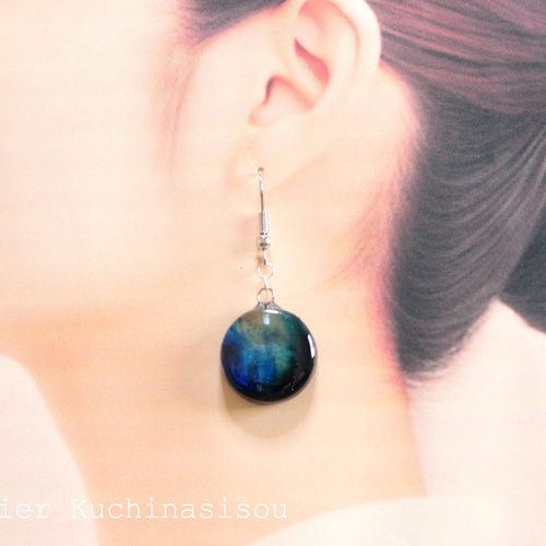 レジンアート ラウンドピアス〈青い炎〉 ピアス（フック・チェーン