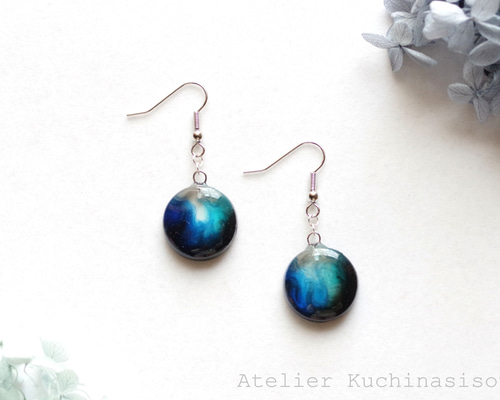 レジンアート ラウンドピアス〈青い炎〉 ピアス（フック・チェーン