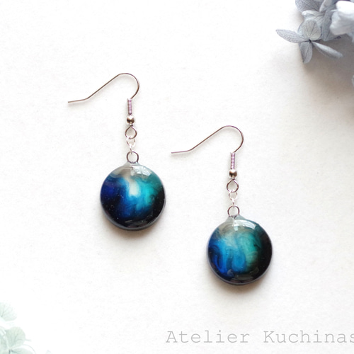レジンアート ラウンドピアス〈青い炎〉 ピアス（フック・チェーン