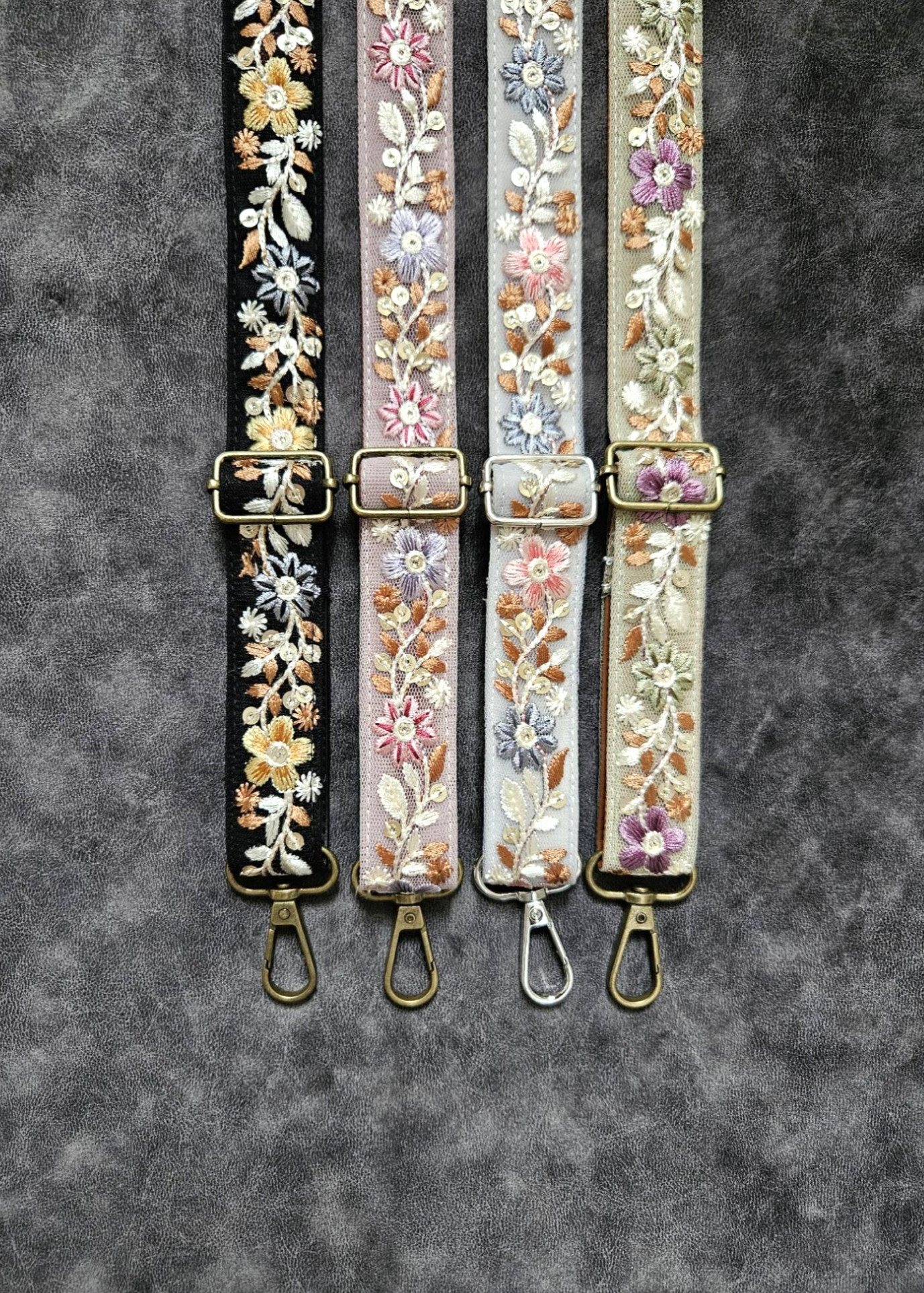 日本最大の れ*ゃ様 リトルサンダーのチャーム付き♡スマホショルダ♡インド刺繍＆コヤンイサム ショルダーバッグ