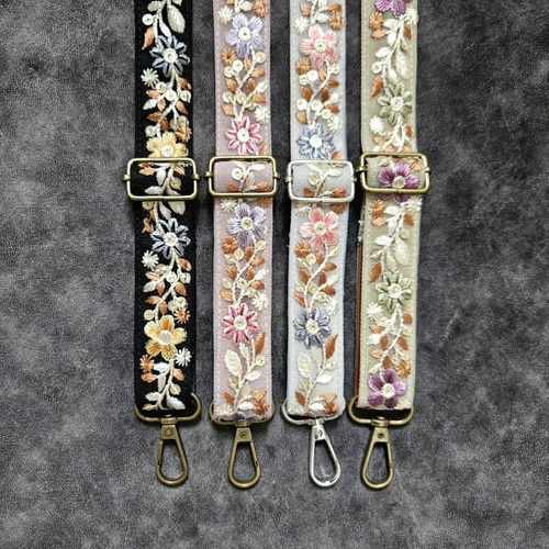【刻印キーホルダー付き】インド刺繍リボン　本革　スマホショルダーポーチ 刻印名入れタグ付き】インド刺繍リボンとレザーで作ったスマホ