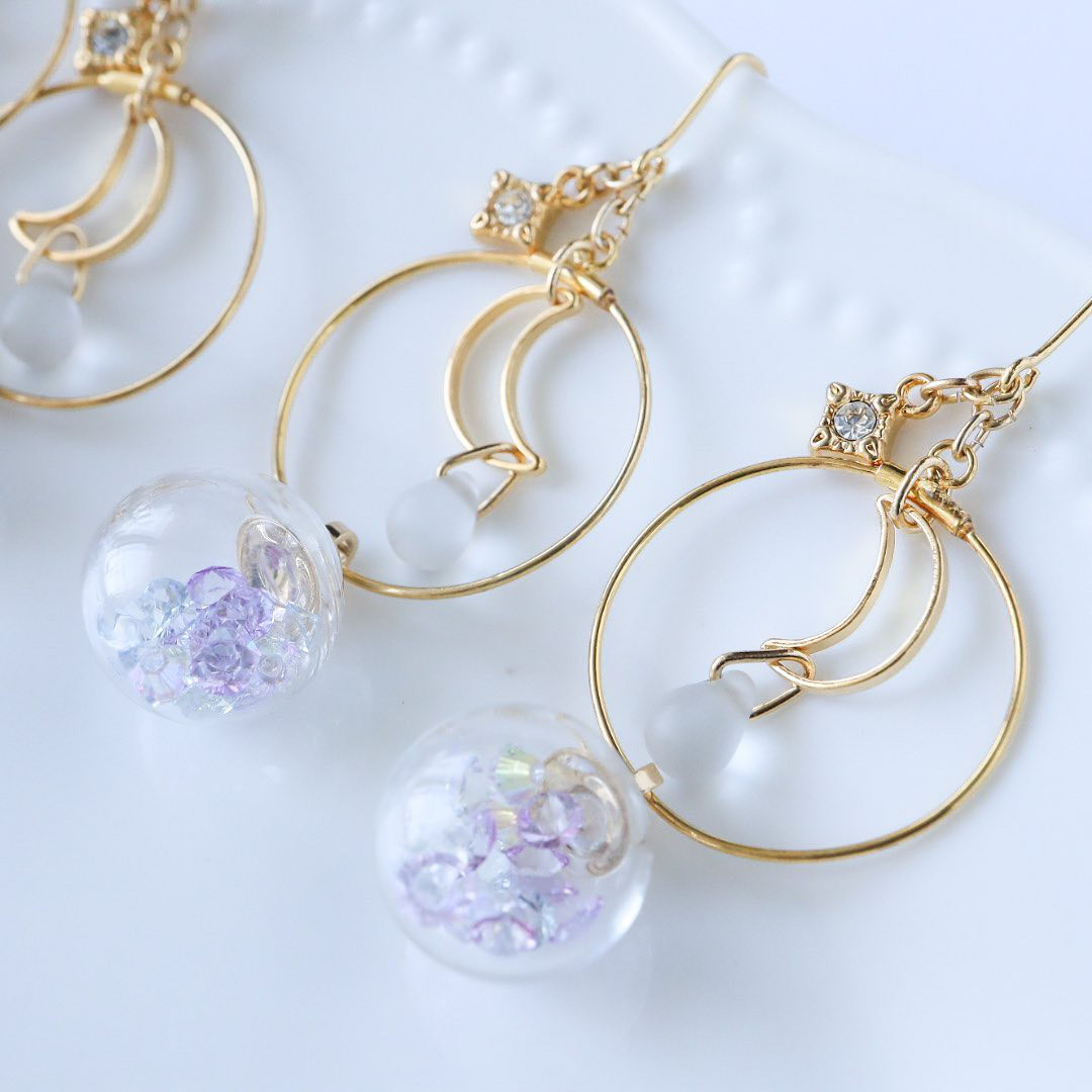 キラキラお月様のガラスドームイヤリング/ピアス イヤリング