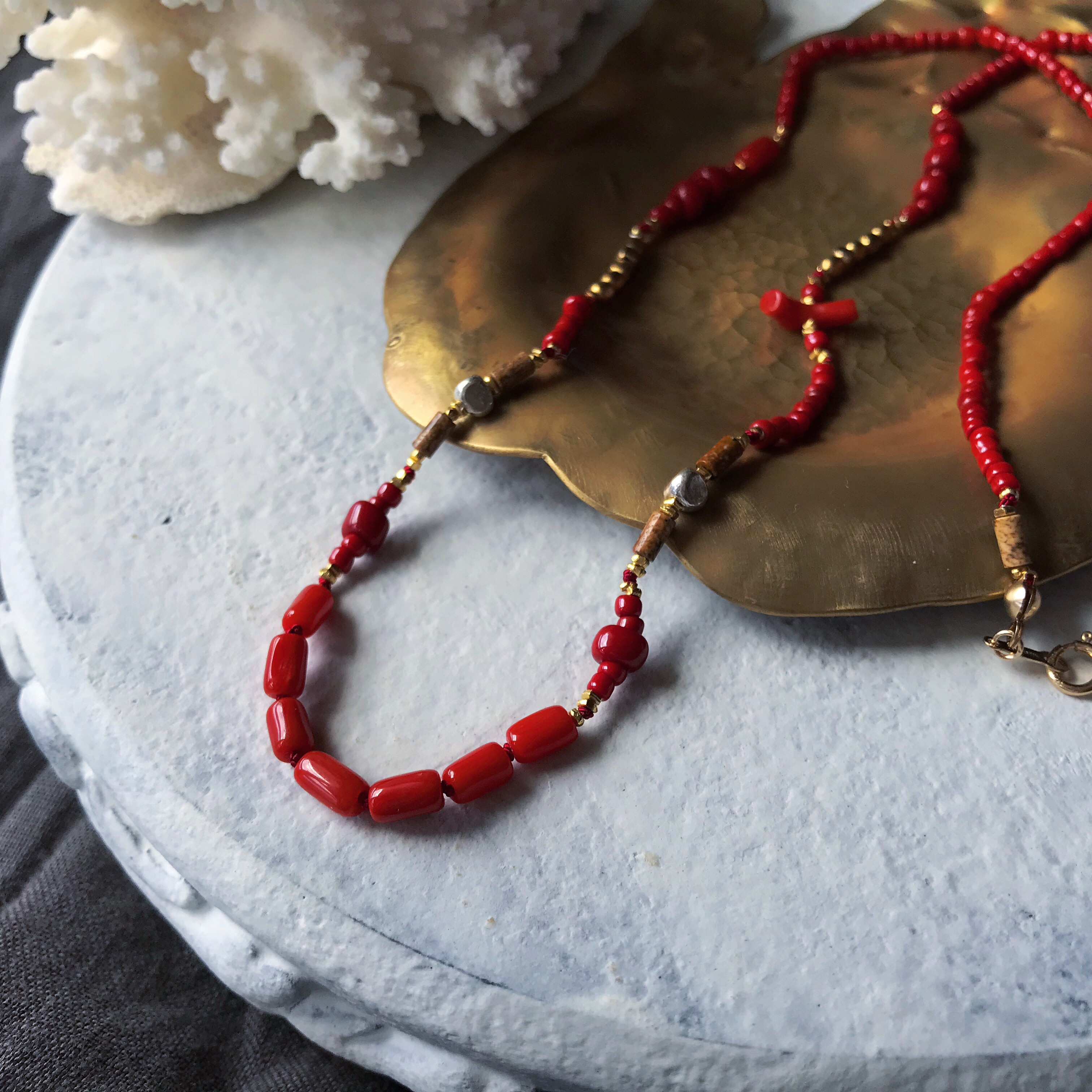 『再販』カレンシルバー】『狐面』のネックレス［ジャワビーズ・天然珊瑚］(タッセルなし)