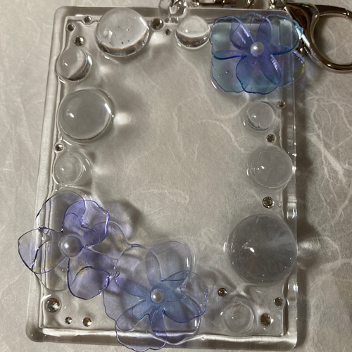 049] トレカキーホルダー トレカケース レジンデコ クリア 水玉 花 青 