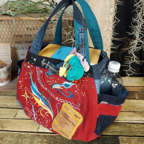 刺繍デニムバック　 No.642　デニムリメイク　サイドポケット　刺繍バック 刺繍デニムバック No.642 デニムリメイク サイドポケット 刺繍