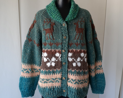 グリーンとサーモンピンクのカウチン模様の編み込みカーディガン