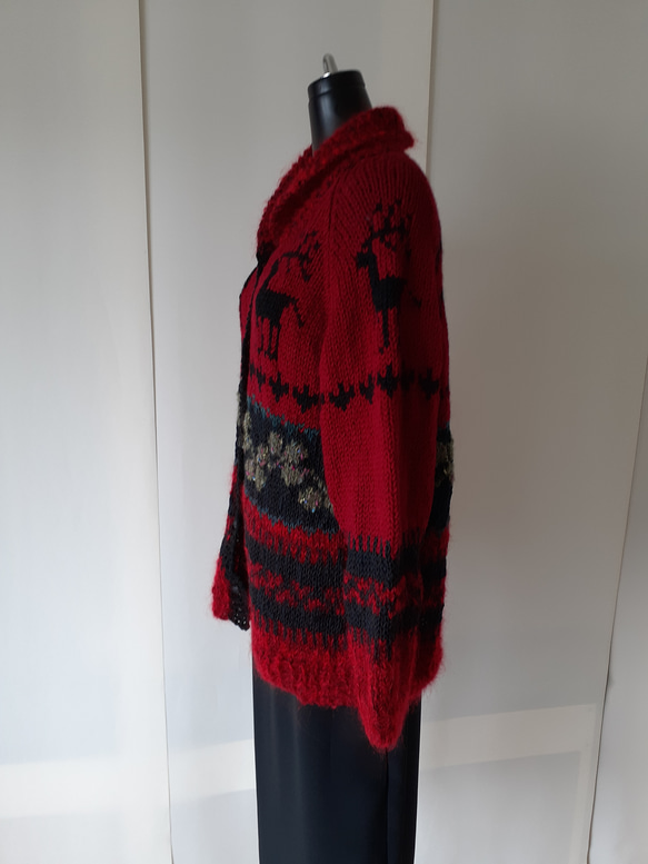 赤と黒のカウチン模様の編み込みカーディガン 