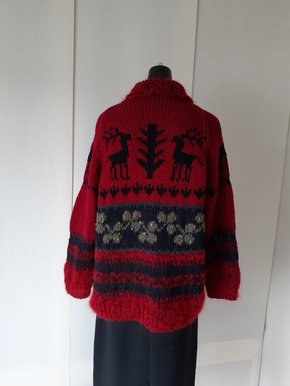 赤と黒のカウチン模様の編み込みカーディガン 