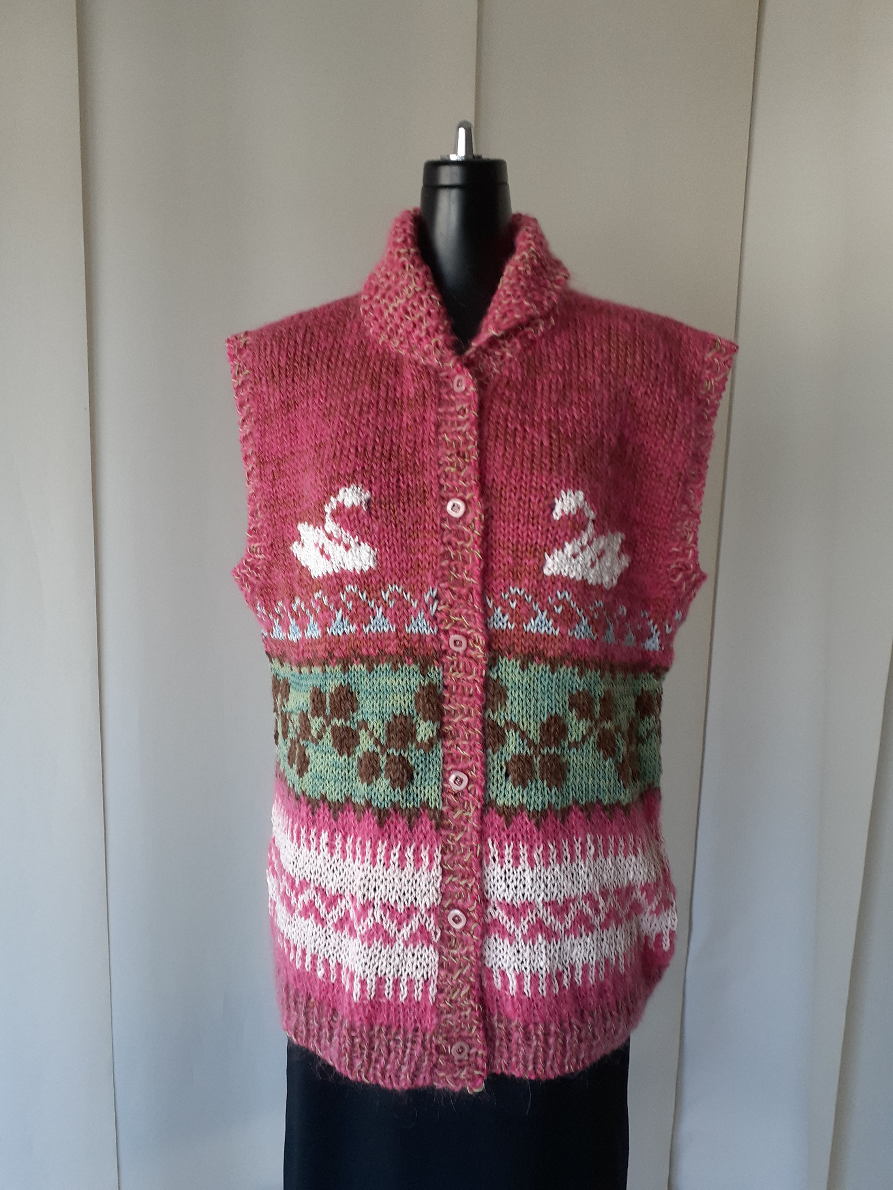 ピンクとグリーンのカウチン模様の編み込みベスト