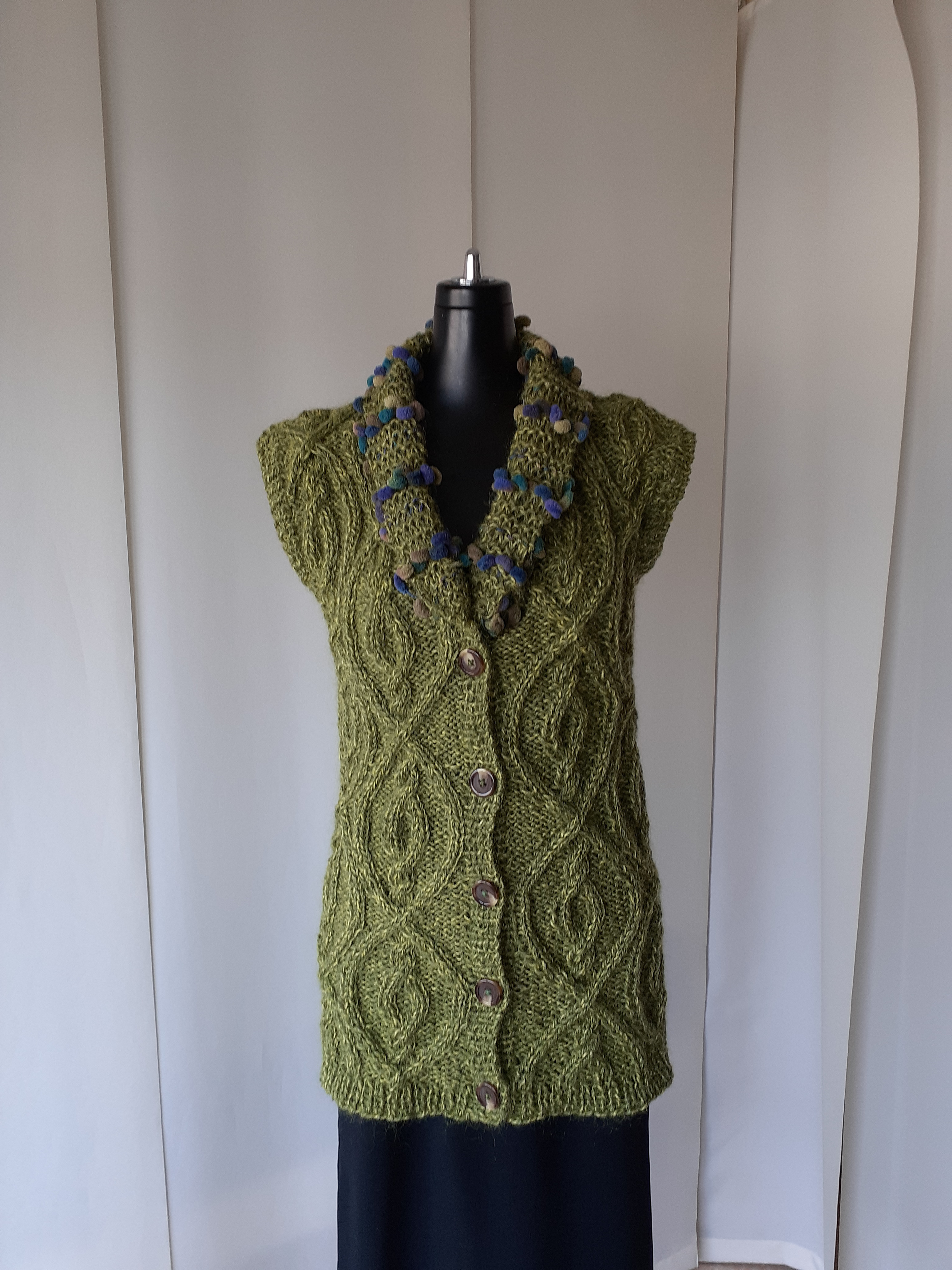 ライトグリーンの模様編みベスト