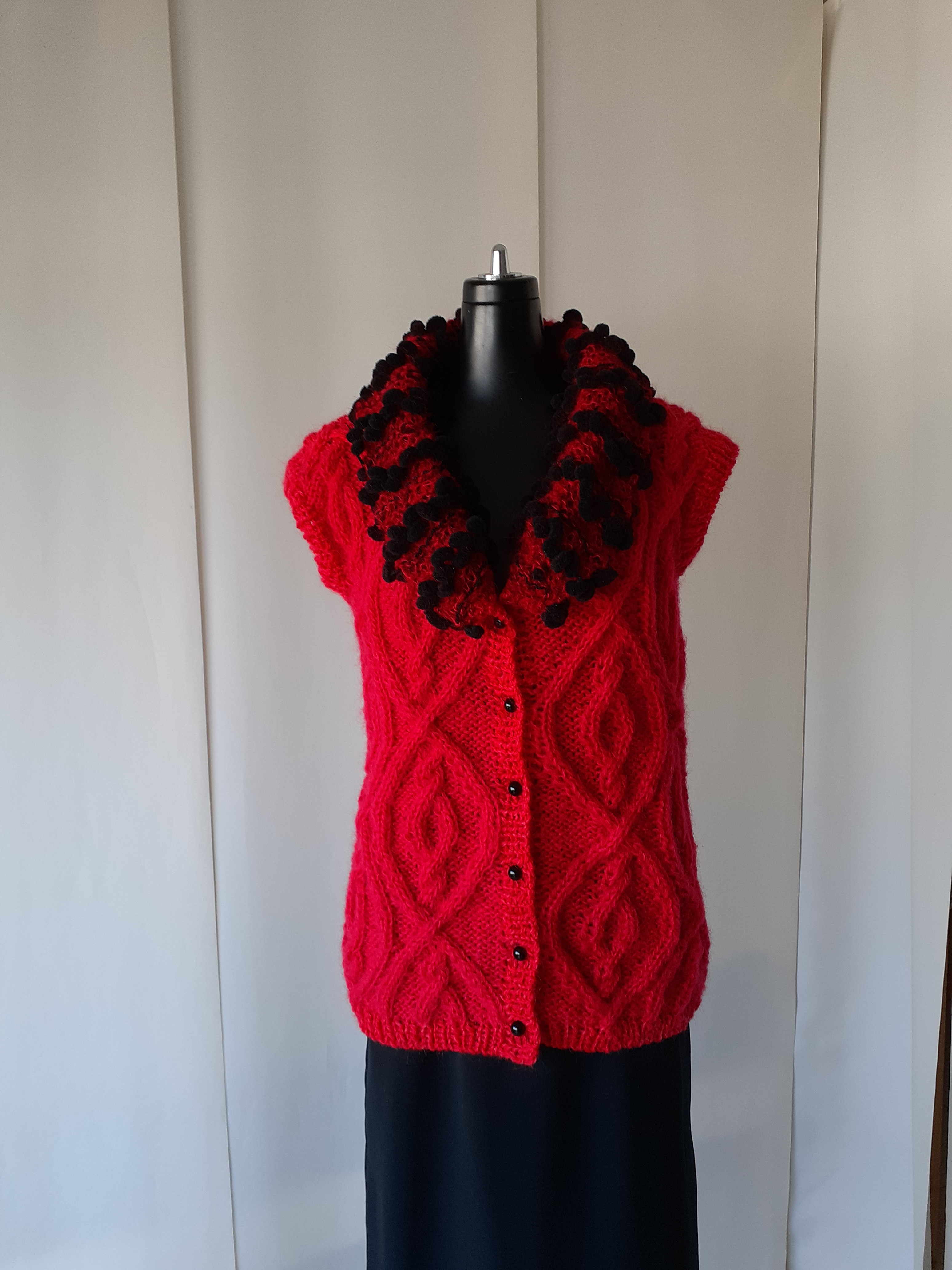 レッドの模様編みベスト