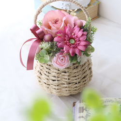 フラワーアレンジメント 造花 ハンドメイド 貴方の元へ 取手を付けてバスケットアレンジをつくりました🧺 作り方は