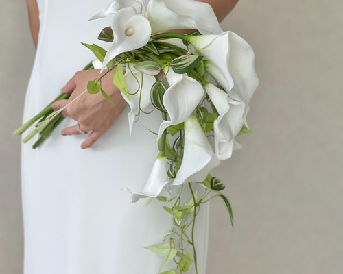 カラー×グリーンキャスケードブーケ♪ウェディングブーケ ブートニア