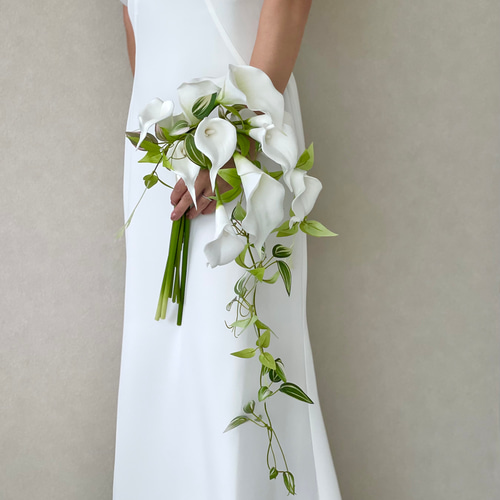 カラー×グリーンキャスケードブーケ♪ウェディングブーケ ブートニア