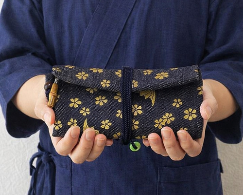【木箱・共布・栞付】青銅 朱肉入 瑞峰堂 菊花文 金工 工芸品 書道具 オーダー 金彩工芸 蝙蝠に桜 金色仕上げ 濃紺デニム地製 「道中財布