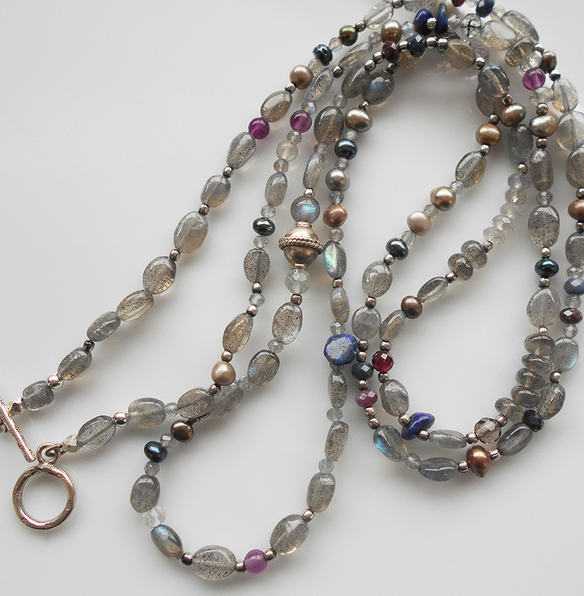 ラブラドライトに淡水パールやたくさんの天然石を添えたロングネックレス