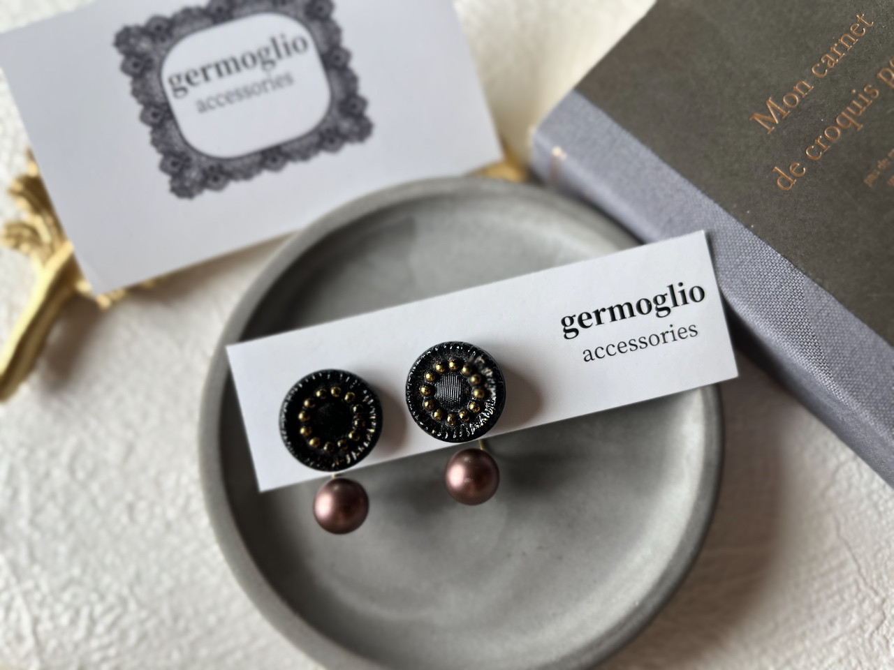 2way ゴールドのドットが可愛いクラシカルなアトリエヴィンテージボタンのピアス