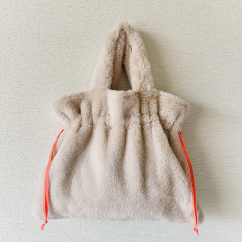 ふわふわファーの巾着バッグ ベージュ×ネオンオレンジ 巾着バッグ