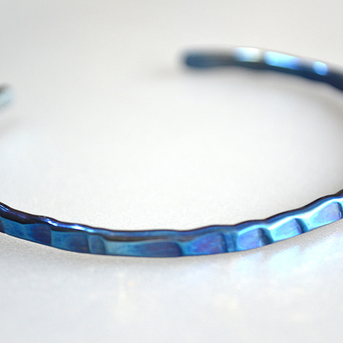 チタン　バングル Titanium bangle・チタンバングル・青鎚目・楕円モデル・内径62mm