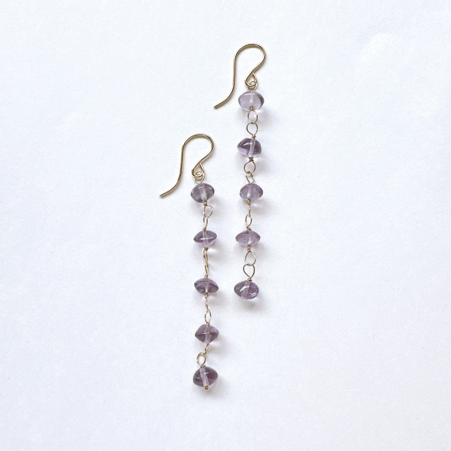 アメジストの揺れるラインピアス14kgf 2月誕生石　冬の誕生石2025